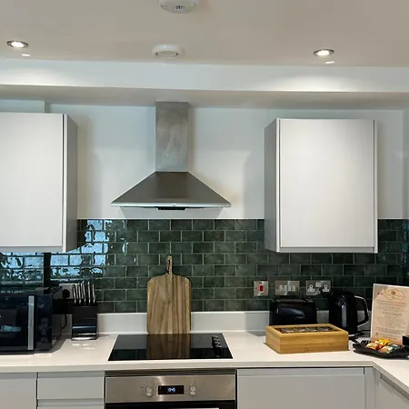 Apartman Velvet Leaf Retreat - 2 Bedrooms, 3 Beds, Ensuites, Park Views, Free Parking