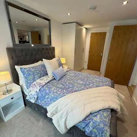 Velvet Leaf Retreat - 2 Bedrooms, 3 Beds, Ensuites, Park Views, Free Parking Apartman Leeds