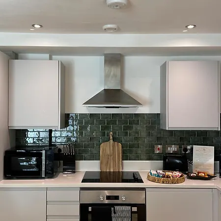 Velvet Leaf Retreat - 2 Bedrooms, 3 Beds, Ensuites, Park Views, Free Parking *