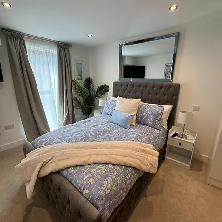 Velvet Leaf Retreat - 2 Bedrooms, 3 Beds, Ensuites, Park Views, Free Parking Leeds