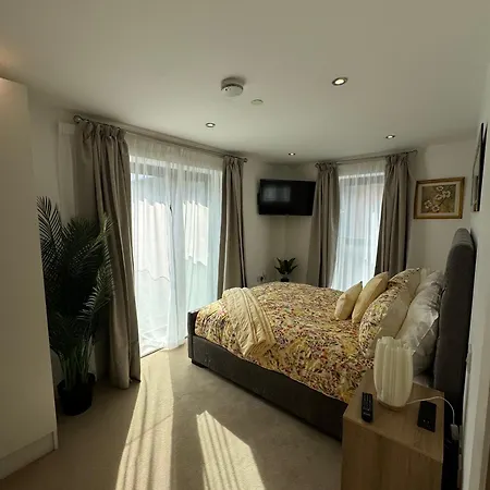 Apartman Velvet Leaf Retreat - 2 Bedrooms, 3 Beds, Ensuites, Park Views, Free Parking Leeds