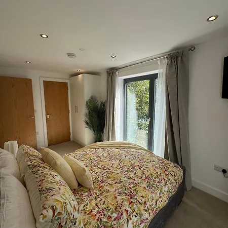 Velvet Leaf Retreat - 2 Bedrooms, 3 Beds, Ensuites, Park Views, Free Parking * Leeds