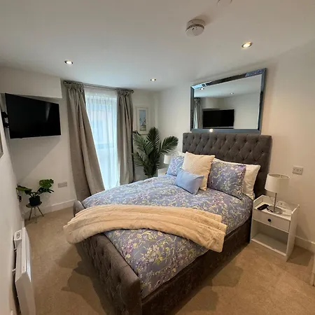 Velvet Leaf Retreat - 2 Bedrooms, 3 Beds, Ensuites, Park Views, Free Parking Apartman *