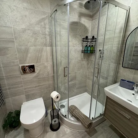 Apartman Velvet Leaf Retreat - 2 Bedrooms, 3 Beds, Ensuites, Park Views, Free Parking