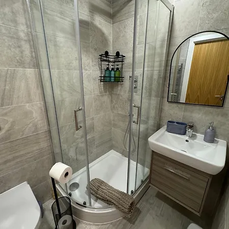 Velvet Leaf Retreat - 2 Bedrooms, 3 Beds, Ensuites, Park Views, Free Parking Apartman Leeds