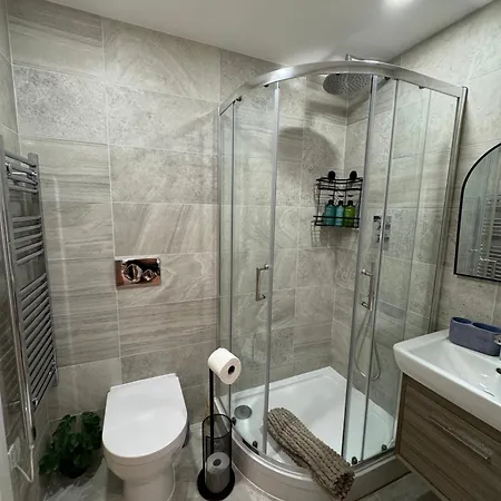 Velvet Leaf Retreat - 2 Bedrooms, 3 Beds, Ensuites, Park Views, Free Parking *