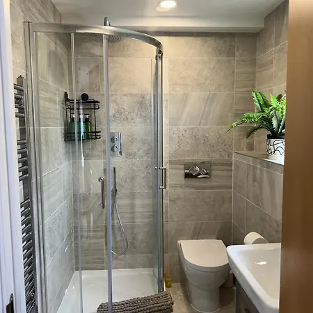 Velvet Leaf Retreat - 2 Bedrooms, 3 Beds, Ensuites, Park Views, Free Parking Apartman